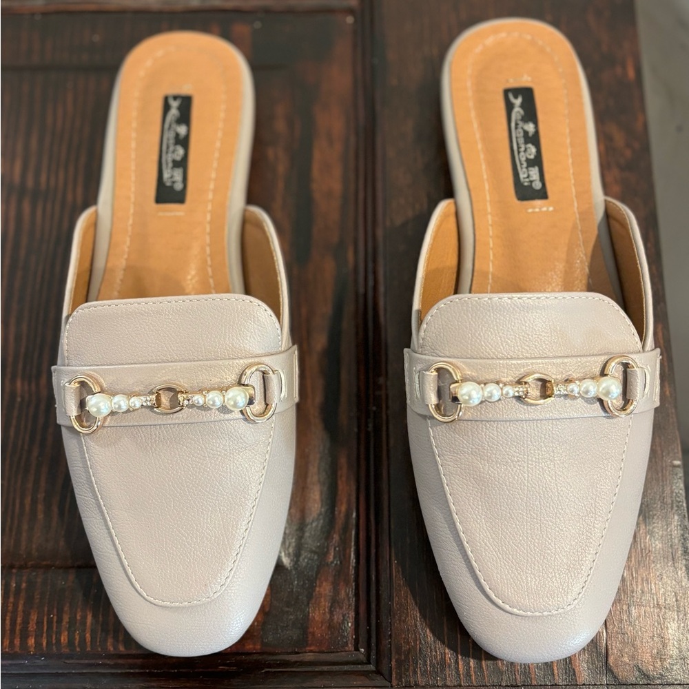 Slide on loafers, with pearl detail